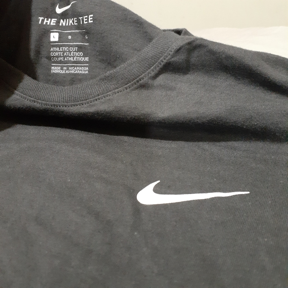 š„ Nike tee - Picture 2 of 3